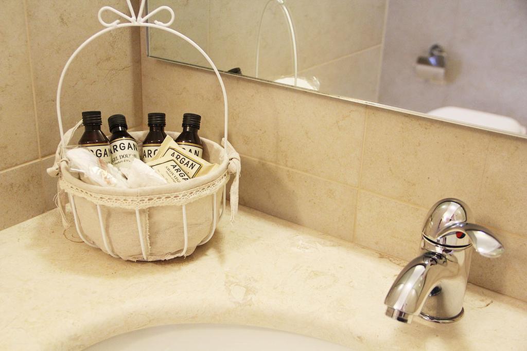 Relais Lali' Guest House Мотола Стая снимка